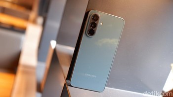 Ini adalah varian Awesome Graygreen. Samsung Galaxy A37 5G mengusung desain ramping dengan dimensi sekitar 162,9 x 78,2 x 7,4 mm dan bobot 196 gram. Foto: Adi FR/detikINET