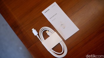 Namun yang masih sama adalah Samsung tetap menyertakan kabel data USB-C dan kerta petunjuk penggunaan. Foto: Adi FR/detikINET