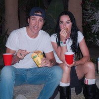 Coachella menjadi momen kencan bagi Katy Perry dan kekasihnya, mantan Perdana Menteri Kanada Justin Trudeau. Sejoli ini bergaya couple dengan atasan serasi berupa t-shirt oblong putih. (Foto: Instagram)