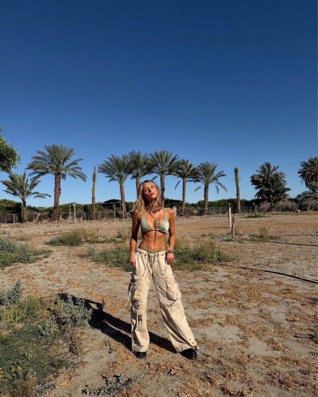 Influencer fashion Alix Ashley Earle menunjukkan sisi liarnya tapi tetap fungsional. Bikini dipadukannya dengan celana utility bergaya cargo. (Foto: Instagram)