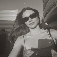 Mantan model Miranda Kerr memastikan gayanya ramah dengan cuaca panas di Coachella. Spagetti strap tank top berbahan lace dan kacamata hitam wajib baginya. (Foto: Instagram)