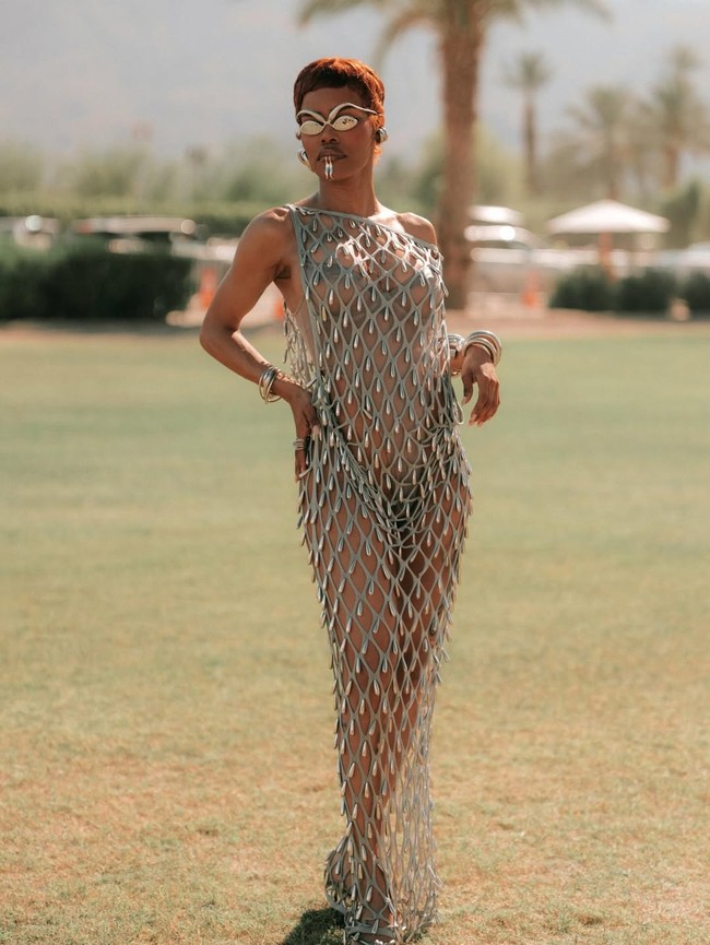 Teyana Taylor membawa high-fashion ke festival musik terbesar di Amerika Serikat ini. Terusan Schiaparelli yang transparan cukup untuk memamerkan tubuh aktris sekaligus penyanyi ini. Kacamata bergaya suralisme dengan sentuhan modern menjadi aksesori pelengkap yang eksentrik. (Foto: Instagram)