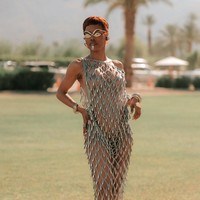 Teyana Taylor membawa high-fashion ke festival musik terbesar di Amerika Serikat ini. Terusan Schiaparelli yang transparan cukup untuk memamerkan tubuh aktris sekaligus penyanyi ini. Kacamata bergaya suralisme dengan sentuhan modern menjadi aksesori pelengkap yang eksentrik. (Foto: Instagram)