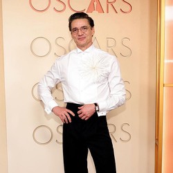 Pedro Pascal Ungkap Manis-Pahitnya Jadi Pemain Cello di Behemoth!
