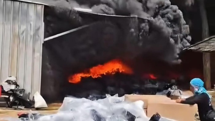 Kebakaran hebat melanda gudang penyimpanan onderdil atau sparepart sepeda motor di Tajurhalang, Bogor, Jawa Barat, Selasa (14/4/2026). Kebakaran diduga akibat korsleting listrik.