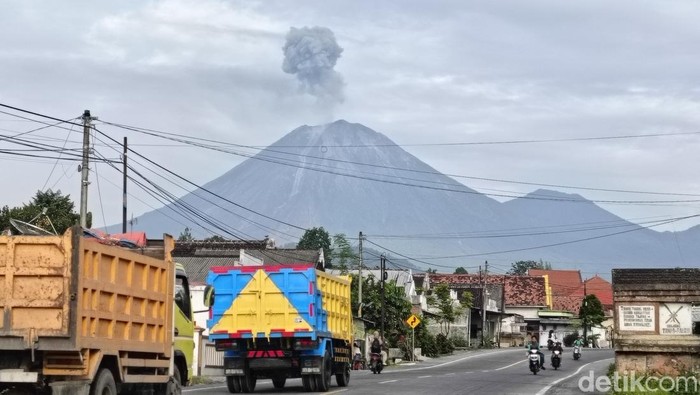 Gunung Semeru erupsi