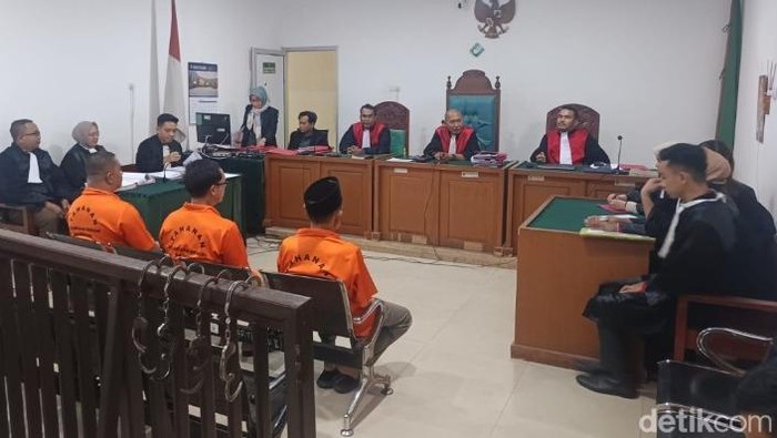 Haji Sutar dan kedua rekannya jalani sidang tuntutan