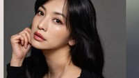 Hesti Purwadinata gak menyangka bisa kembali ke setelan model lagi. Ketika menyempatkan foto di koreya langsung kencangkan baut badanku. Balik dulu ke setelan model, ah greji deh aku bisa aja deh nih, tulisnya dilihat di Instagram, Selasa (14/4/2026). (Foto: dok Instagram hestipurwadinata / leej_foto)