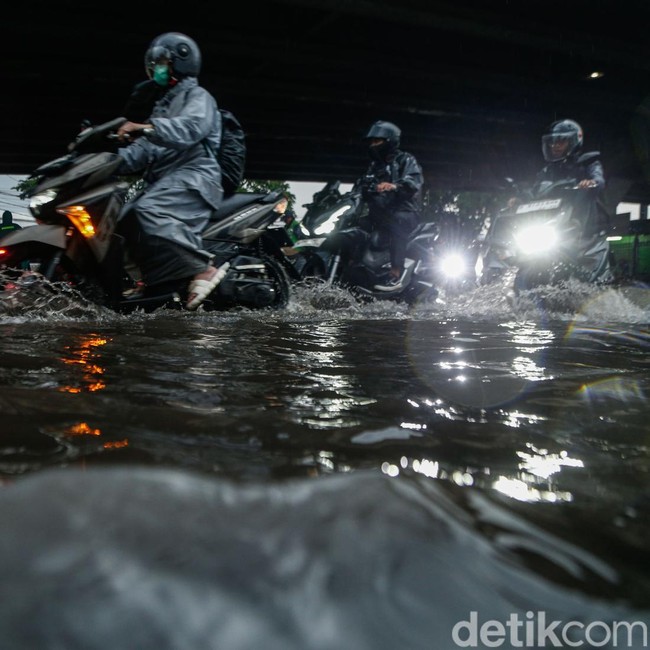 Hujan Deras, Kolong Flyover Kranji Kembali Tergenang