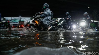 Hujan Deras, Kolong Flyover Kranji Kembali Tergenang