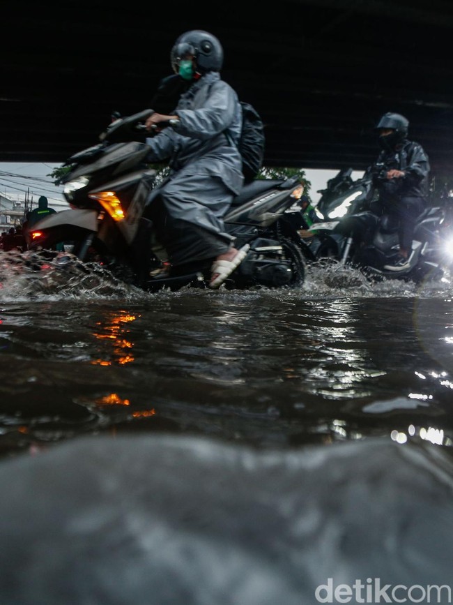 Hujan Deras, Kolong Flyover Kranji Kembali Tergenang