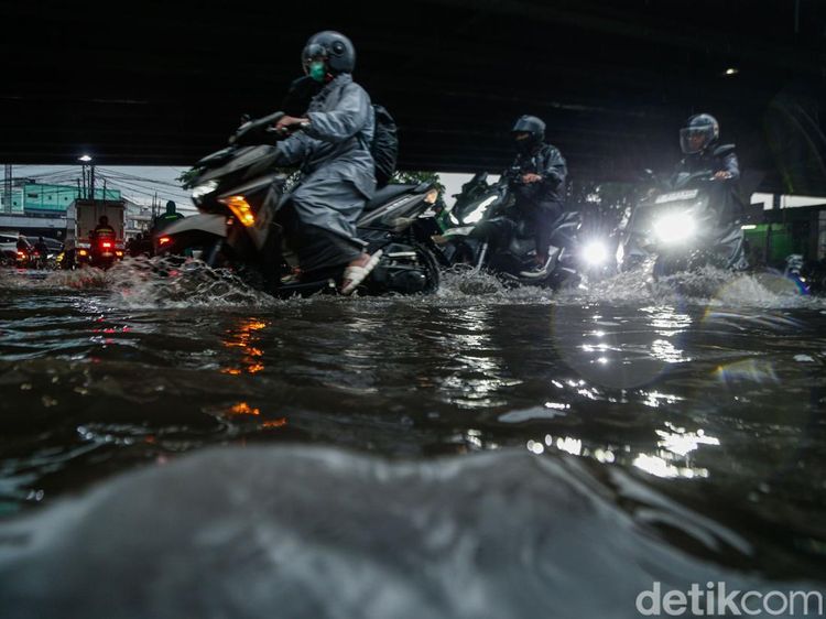 Hujan Deras, Kolong Flyover Kranji Kembali Tergenang