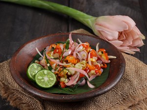 3 Resep Sambal Iris yang Pedasnya Nagih, Sambal Dabu-dabu hingga Embe
