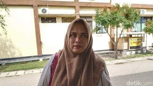 Emi Ernawati (35), IRT yang dilaporkan Mitra SPPG ke Polisi karena mengkritik menu MBG di medsos saat di Polres Bima Kota pada pada Selasa (14/4/2026).