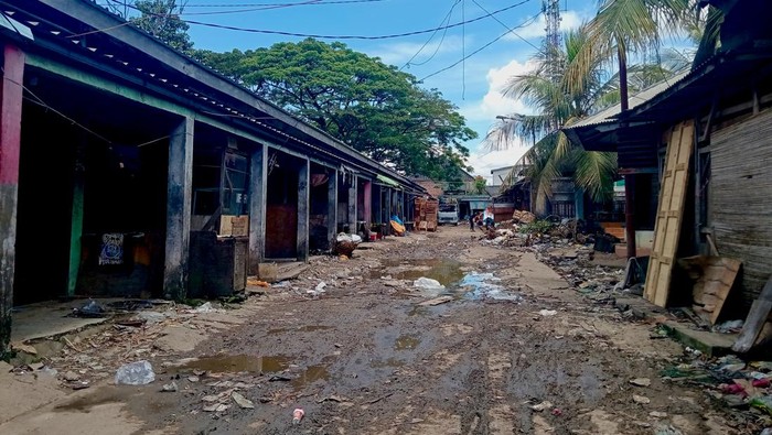 Jalan di Pasar Buah Jakabaring Palembang, rusak dan becek