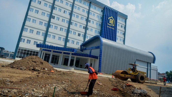 Pekerja menyelesaikan pembangunan akses jalan di Asrama Haji Grand El Hajj Banten, Cipondoh, Kota Tangerang, Banten, Senin (13/4/2026). Asrama Haji Grand El Hajj Banten mulai beroperasi perdana pada tahun ini dengan menyiapkan sebanyak 257 kamar untuk 9.191 calon haji asal Provinsi Banten sebelum diberangkatkan ke Tanah Suci yang terbagi dalam 24 kelompok terbang. ANTARA FOTO/Putra M. Akba/YU