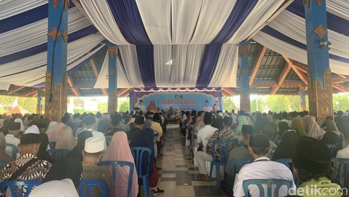 Ratusan calon jemaah haji dikumpulkan di Bencingah Kantor Bupati Lombok Barat untuk memantapkan persiapan pemberangkatan, Selasa (14/4/2026). (M. Zahiruddin/detikBali)
