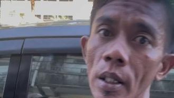 Jukir liar memalak pengendara di depan Pelabuhan Makassar.