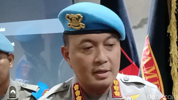 Kabid propam Polda Kepri, Kombes Eddwi Kurniyanto saat memberikan keterangan. (Alamudin Hamapu/detikSumut)