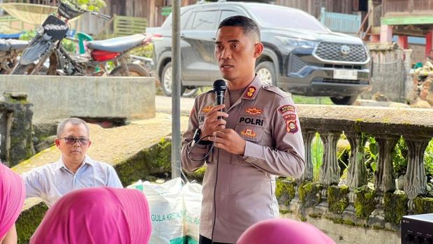 Kapolres OKU Selatan, AKBP I Made Redi Hartana, memberikan bantuan kepada korban kebakaran.