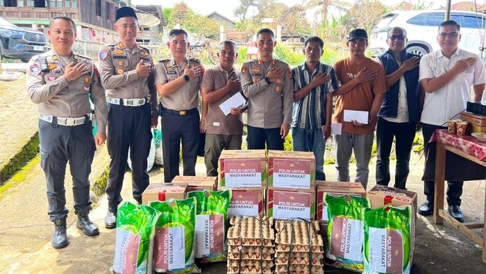 Kapolres OKU Selatan, AKBP I Made Redi Hartana, memberikan bantuan kepada korban kebakaran.