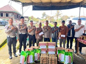 Rumah Panggung Terbakar, Polres OKU Selatan Turun Beri Bantuan ke Warga