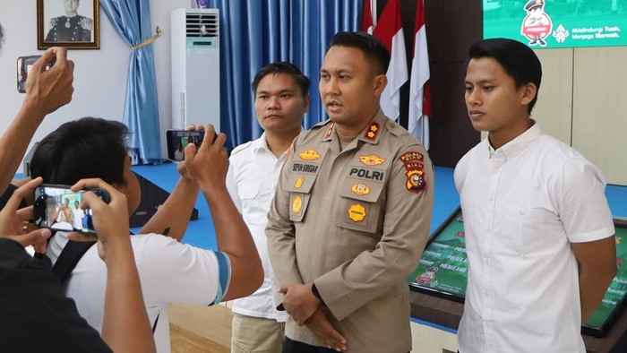 Kapolres Siak dan Kasat Reskrim AKP Raja Kosmos saat rilis penetapan tersangka. (dok Polres Siak)