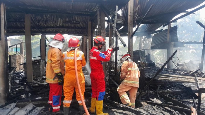 Kebakaran menghanguskan empat kios di Kelurahan Wujil, Kecamatan Bergas, Kabupaten Semarang, Selasa (14/3/2026).