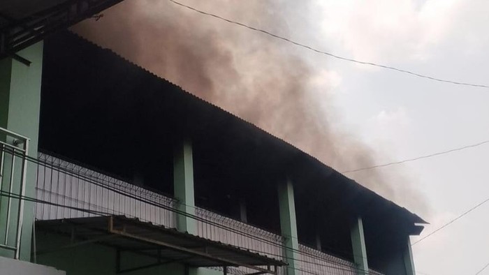 Masjid Al-Fajar Sukoharjo Terbakar, Api Muncul dari Kamar Ustaz