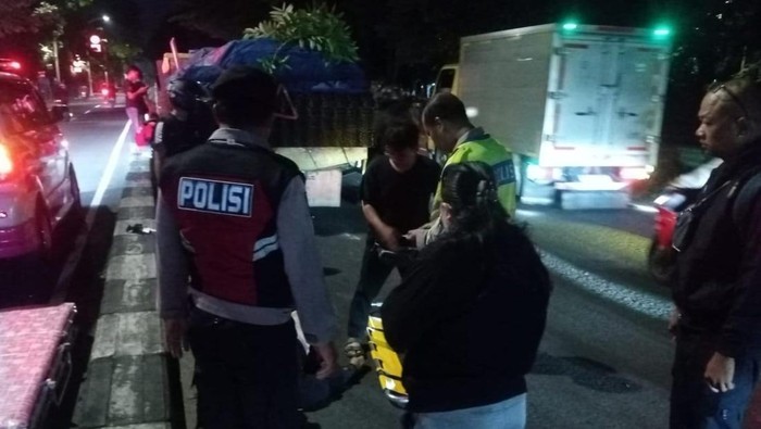 Kecelakaan melibatkan sepeda motor dengan truk terjadi di Jalan Pasar Minggu, Jakarta Selatan (Jaksel). Kecelakaan menewaskan pengendara motor. (Dok TMC Polda Metro Jaya).