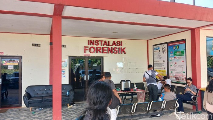 Keluarga Bripda NS menunggu di depan ruang forensik RS Bhayangkara Polda Kepri. (Alamudin Hamapu/detikSumut)
