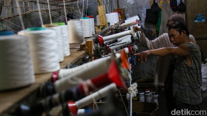 Industri tekstil dan garmen menghadapi tekanan berat setelah harga bahan baku melonjak dan rantai pasok terganggu.