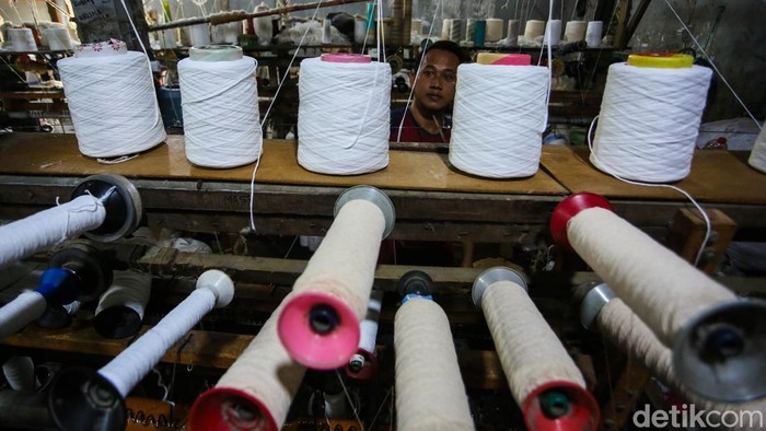 Industri tekstil dan garmen menghadapi tekanan berat setelah harga bahan baku melonjak dan rantai pasok terganggu.