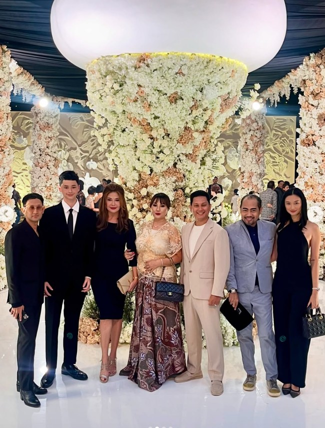 Penampilan Kenzou, putra bungsu Tamara Bleszynski curi atensi kala menemani sang mama hadiri acara resepsi pernikahan Teuku Rassya. Ikut berpose bareng para tamu, Kenzo tampil kompak dengan sang mama kenakan busana bernuansa hitam. Foto: Instagram/@mulanisanjay