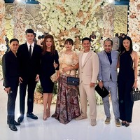 Penampilan Kenzou, putra bungsu Tamara Bleszynski curi atensi kala menemani sang mama hadiri acara resepsi pernikahan Teuku Rassya. Ikut berpose bareng para tamu, Kenzo tampil kompak dengan sang mama kenakan busana bernuansa hitam. Foto: Instagram/@mulanisanjay