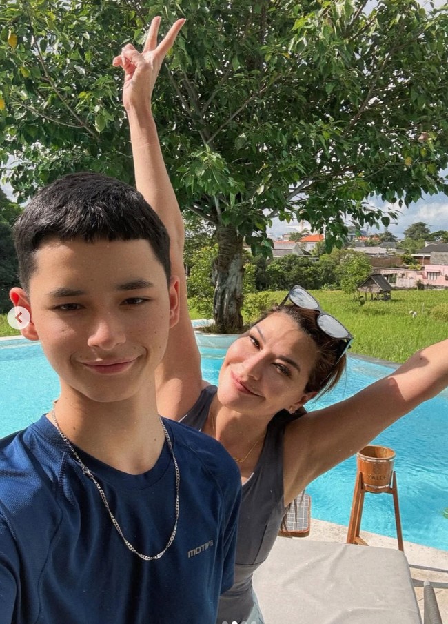 Kenzou sendiri diketahui merupakan anak kedua Tamara Bleszynski hasil pernikahannya dengan Mike Lewis. Punya darah blasteran, paras ganteng Kenzou kerap bikin salfok. Foto: Instagram/@tamarableszynskiofficial