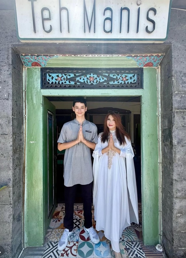 Pose berdampingan dengan sang mama, tinggi Kenzou terlihat sudah jauh melampaui Tamara. Foto: Instagram/@tamarableszynskiofficial