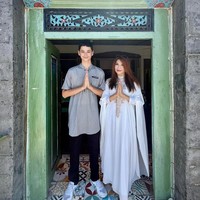 Pose berdampingan dengan sang mama, tinggi Kenzou terlihat sudah jauh melampaui Tamara. Foto: Instagram/@tamarableszynskiofficial