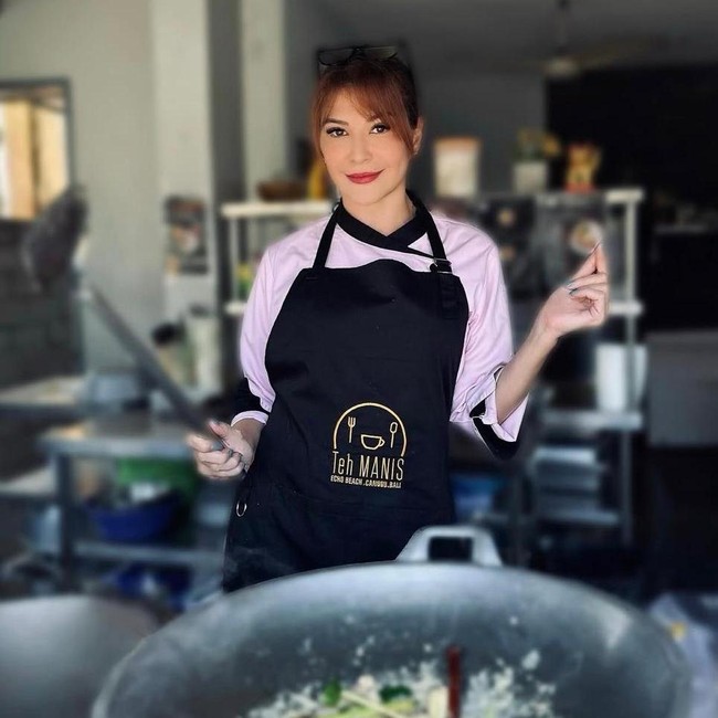 Keseruan Tamara Bleszynski Masak di Dapur hingga Belanja Ikan di Pasar