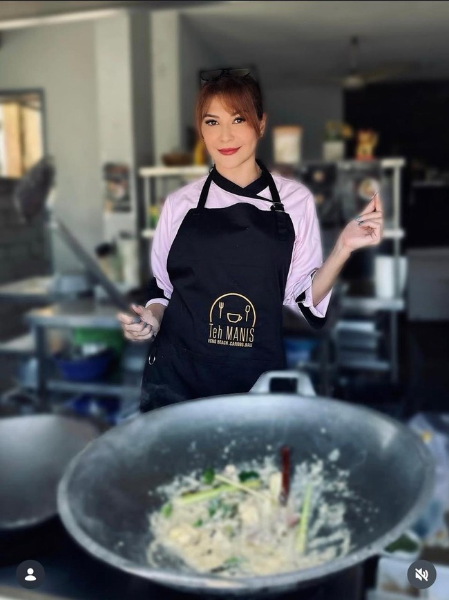 Keseruan Tamara Bleszynski Masak di Dapur hingga Belanja Ikan di Pasar