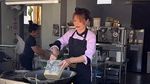 Keseruan Tamara Bleszynski Masak di Dapur hingga Belanja Ikan di Pasar