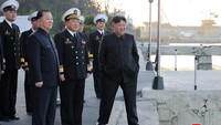 Kim Jong Un disebut puas dengan peningkatan kesiapan militer dan menegaskan penguatan pencegahan nuklir sebagai prioritas utama. Di sisi lain, Korea Selatan menilai Korut mempercepat modernisasi angkatan laut, termasuk pembangunan kapal perusak baru, yang diduga mendapat dukungan teknologi militer dari Rusia seiring keterlibatan Pyongyang dalam konflik di Ukraina. REUTERS/KCNA    