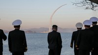 Kim Jong Un mengawasi langsung uji coba rudal jelajah strategis dan rudal antikapal yang diluncurkan dari kapal perang Korut. Uji coba itu berlangsung Minggu (12/4/2026) di tengah rentetan peluncuran rudal terbaru oleh Pyongyang. REUTERS/KCNA