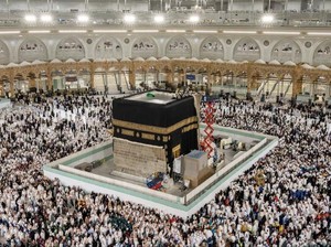 Mulai Diangkat Sebagian, Simak Serba-serbi Penggantian Kiswah Kabah