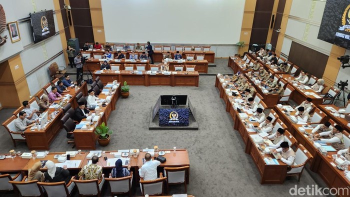 Komisi VIII DPR RI menggelar rapat dengan Kementerian Haji dan Umrah membahas persiapan penyelenggaraan haji 2026. (Adrial/detikcom)