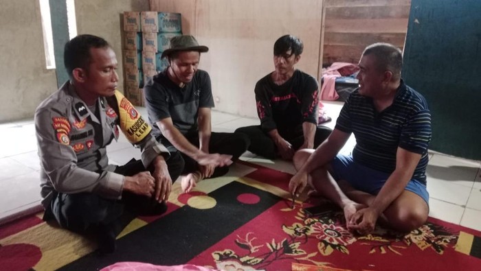 Dua nelayan di Konawe Utara tewas tersambar petir saat memasang pukat di laut.