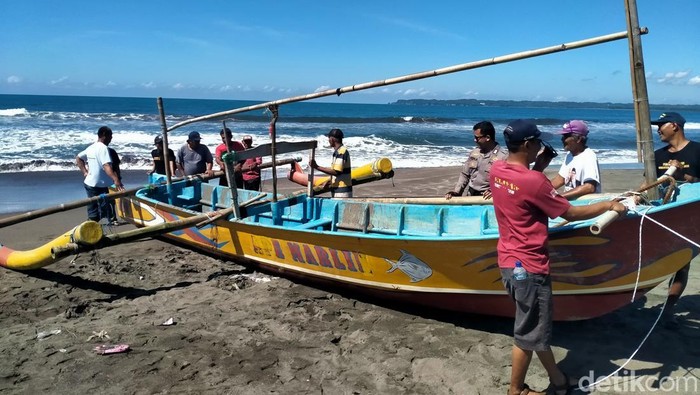 Kondisi perahu yang ditemukan di Pantai Bojongsalawe.