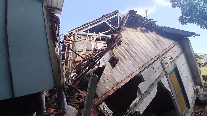 Tanah longsor terjadi di Kemiri Blora akibat curah hujan tinggi. Peristiwa ini mengakibatkan empat rumah rusak parah. 