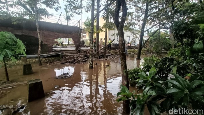 Kondisi rumah warga di Perumahan Puri Intan, Kelurahan Pabuwaran, Kecamatan Purwokerto Utara, Kabupaten Banyumas yang rusak karena diterjang banjir bandang, Selasa (14/6/2026).