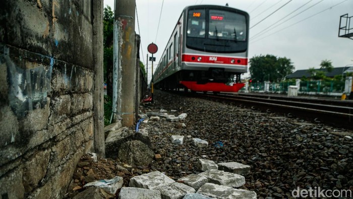 Kondisi memprihatinkan terlihat di bantaran rel kereta kawasan Jatinegara, Selasa (14/4/2026). Sejumlah alat kontrasepsi tampak berserakan di lokasi tersebut, memunculkan dugaan bahwa area itu digunakan sebagai tempat aktivitas prostitusi.
